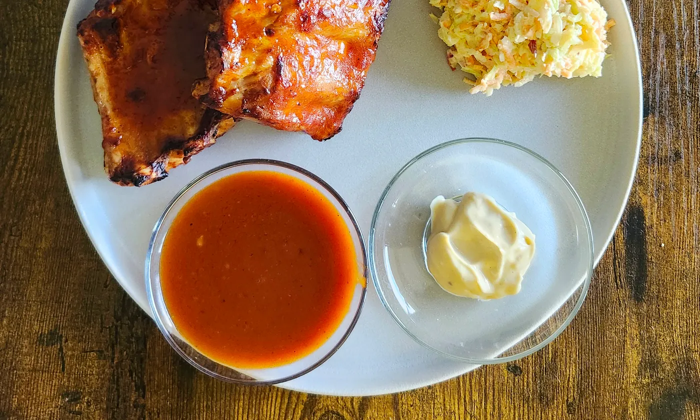 Selbstgemachte BBQ Sauce in einer Schale