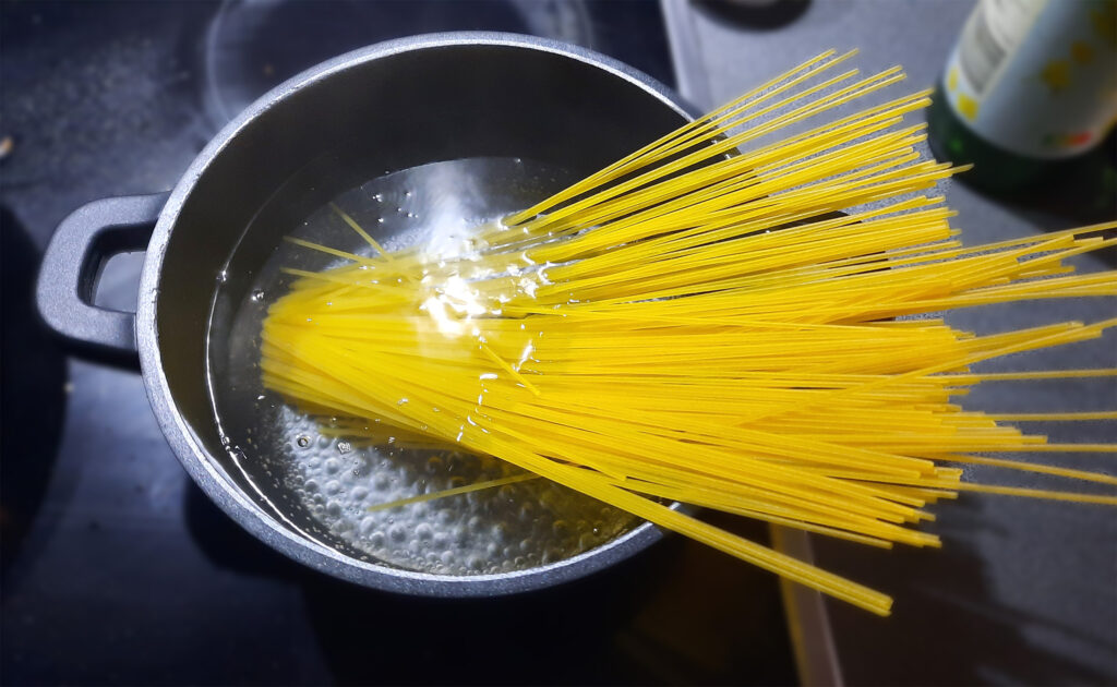 Spaghetti im Topf kochen
