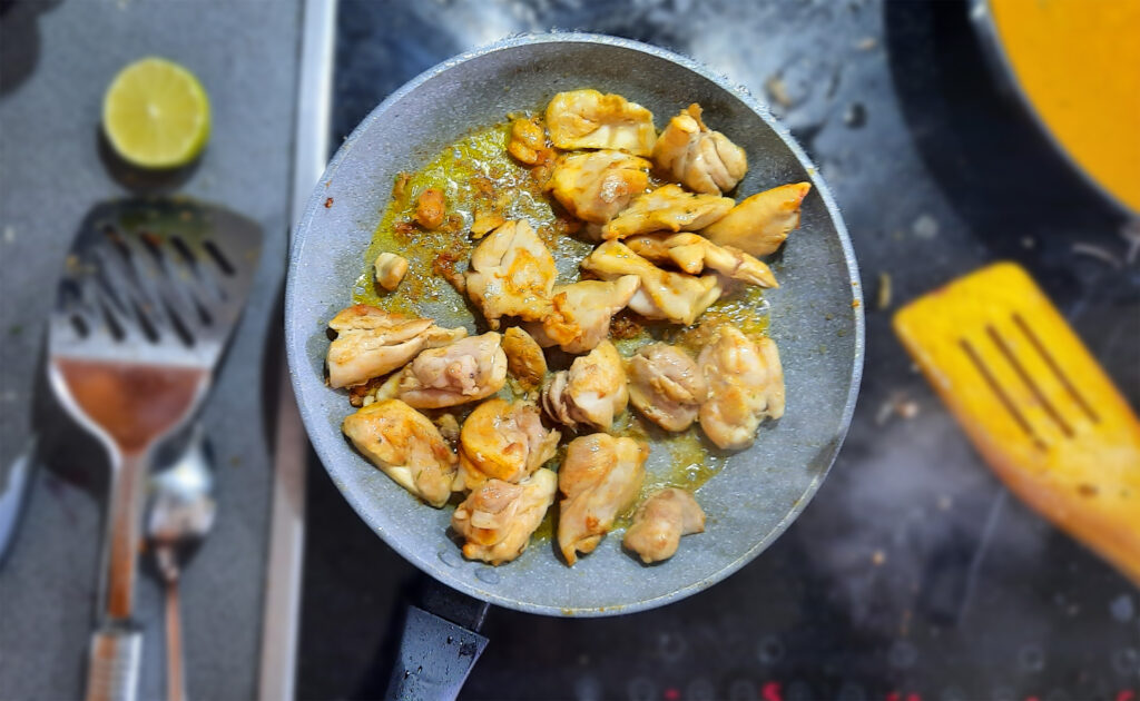 Indische Curry Bowl - Fleisch anbraten