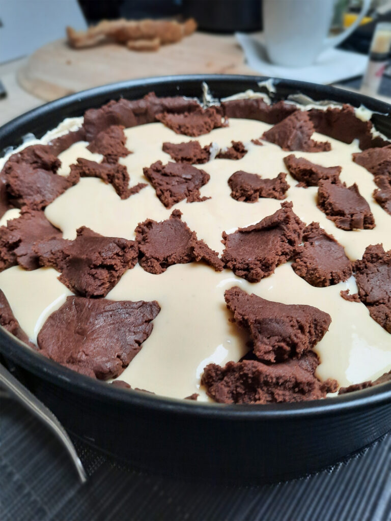 Teigfetzen auf veganem russischen Zupfkuchen verteilen